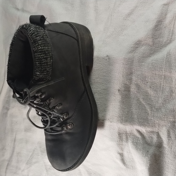 Woman's Boots Size: 7 Color: Black & Grey fabric Manufacturer: Rocket Dog - Picture 4 of 13